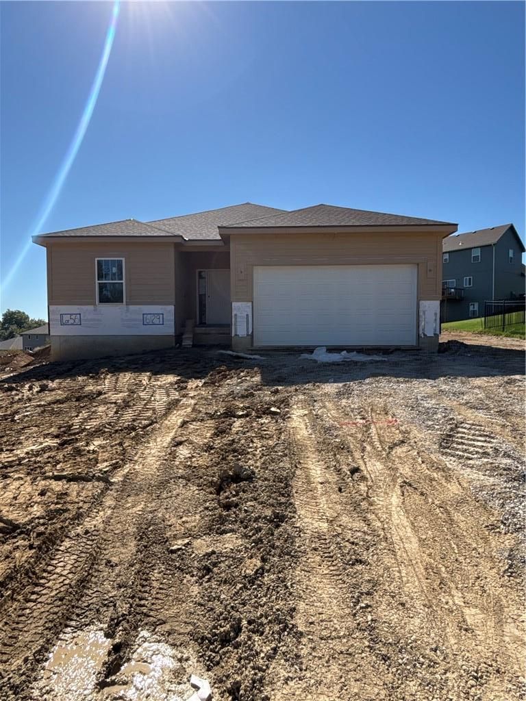 16129 James Ct, Parkville, MO 64151