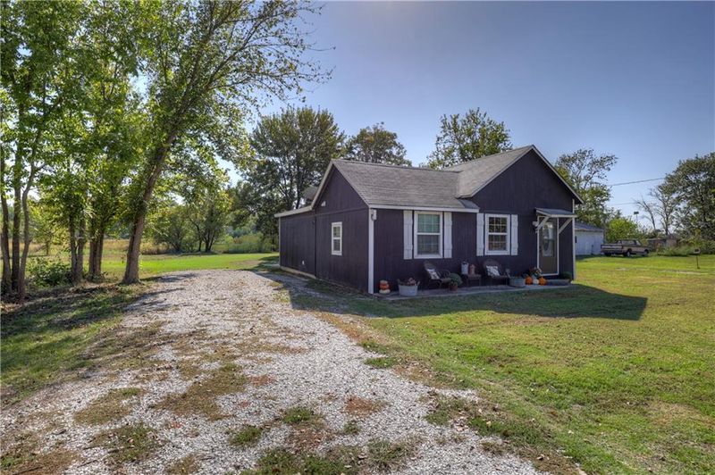 907 12th St, Baxter Springs, KS 66713