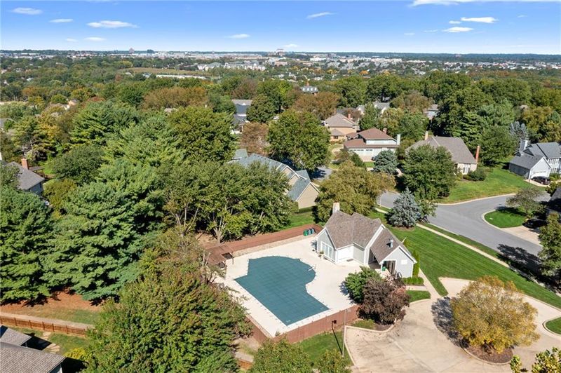 12808 Sherwood Dr, Leawood, KS 66209