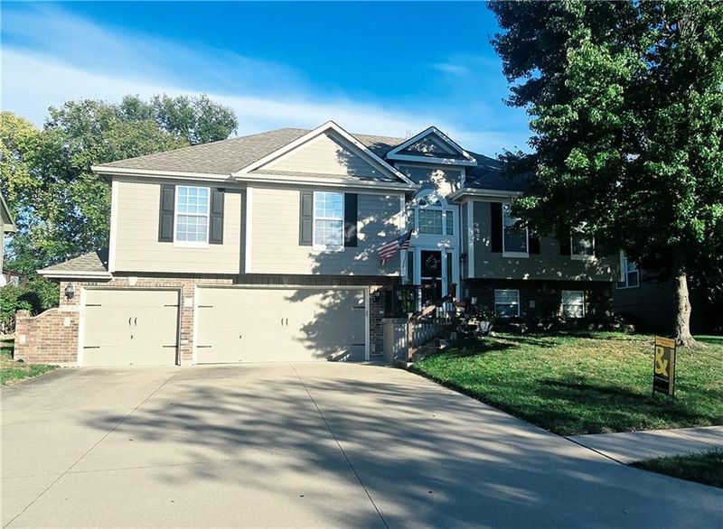 1341 SE Dalton Dr, Lee's Summit, MO 64081