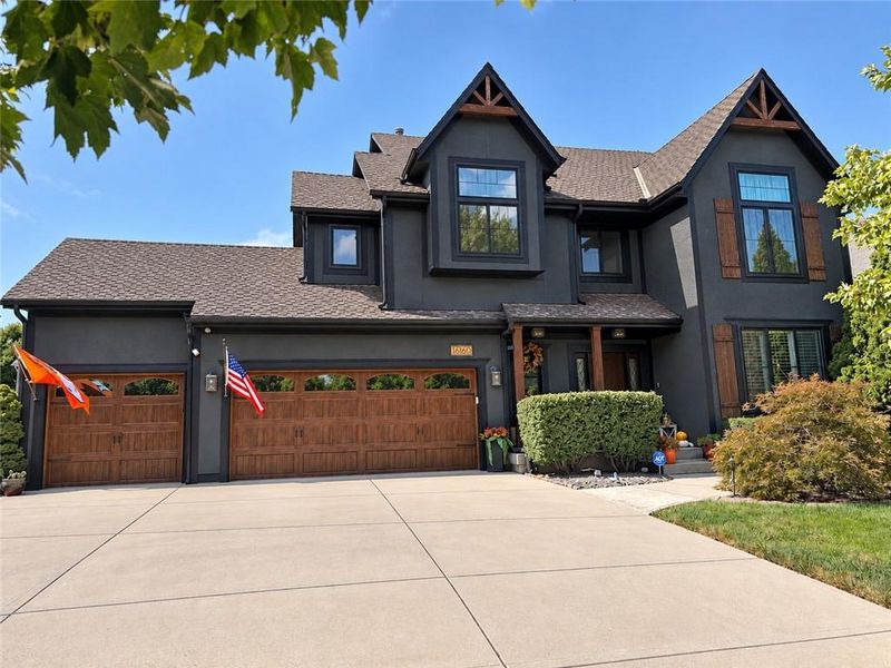 16160 S Locust St, Olathe, KS 66062
