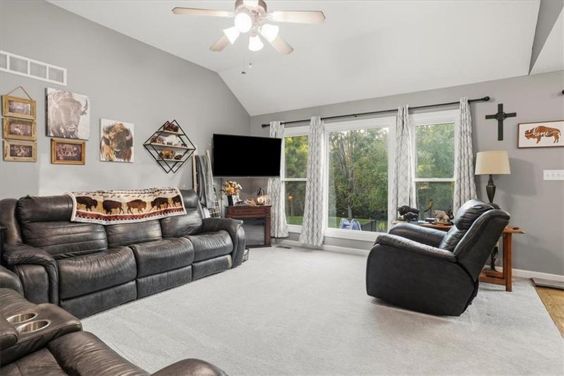8 Mackenzie Dr, St Joseph, MO 64503
