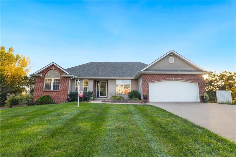 8 Mackenzie Dr, St Joseph, MO 64503