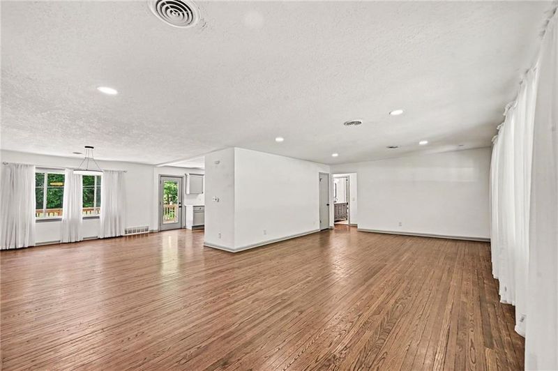 613 E Red Rd, Independence, MO 64055