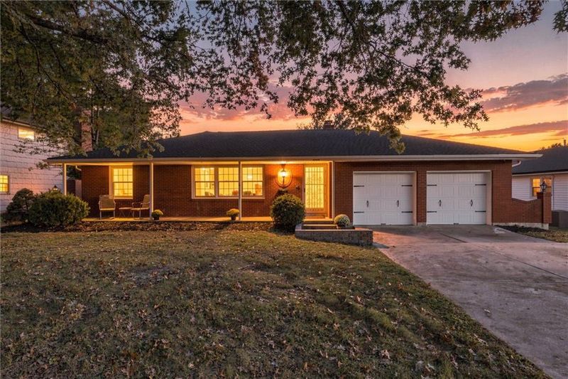 8528 Maywood Ave, Raytown, MO 64138