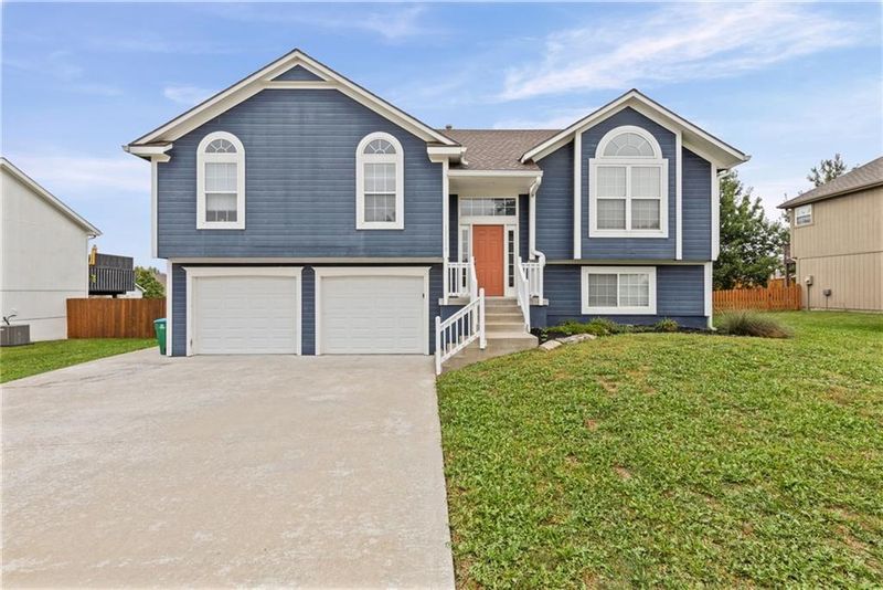 12208 White Oak St, Peculiar, MO 64078