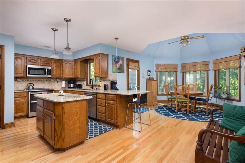 719 White Oak Ln, Gladstone, MO 64116