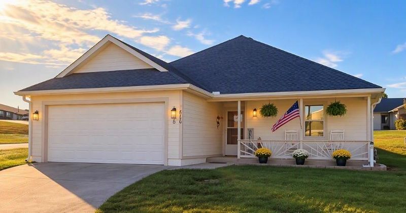 516 Saturn Dr, Raymore, MO 64083