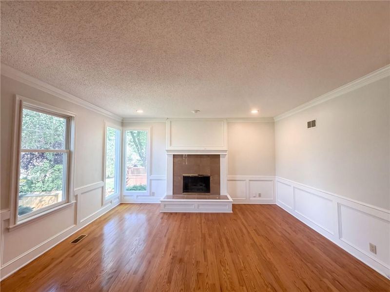 12600 Pawnee Ln, Leawood, KS 66209