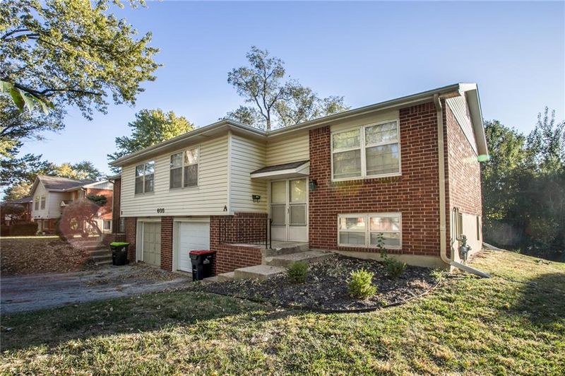 607 NE Lynn St, Lee's Summit, MO 64063