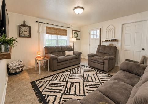 111 S Pine St, Gallatin, MO 64640