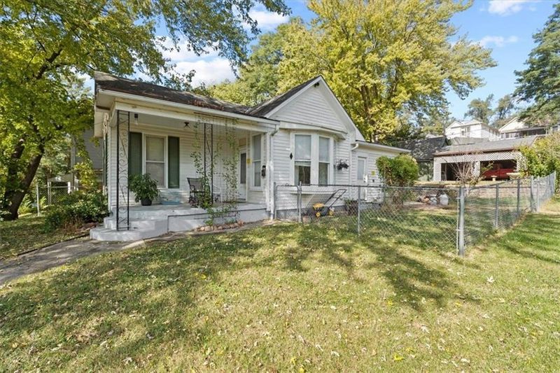 1811 Pacific St, St Joseph, MO 64503