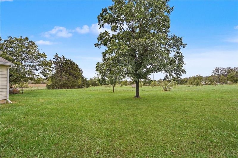 794 E 1650 Rd, Baldwin City, KS 66006