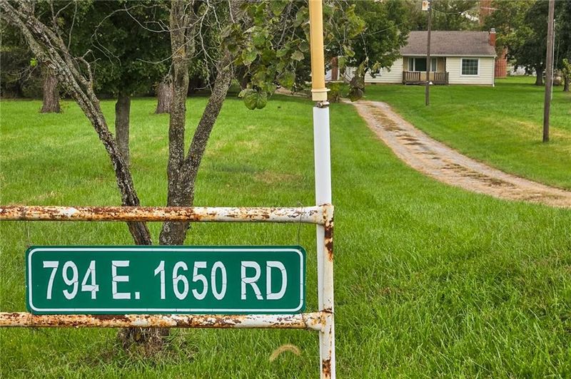 794 E 1650 Rd, Baldwin City, KS 66006