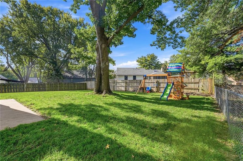 800 SW Savannah Dr, Lee's Summit, MO 64081