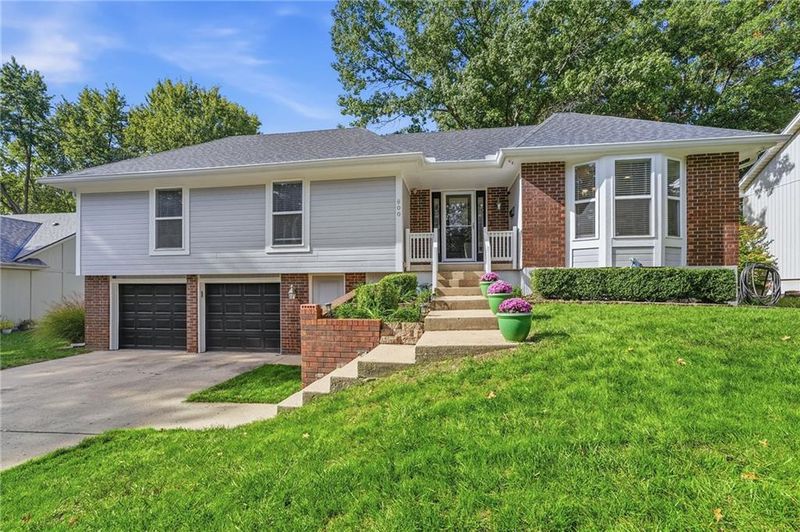 800 SW Savannah Dr, Lee's Summit, MO 64081