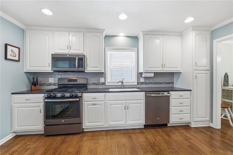 800 SW Savannah Dr, Lee's Summit, MO 64081