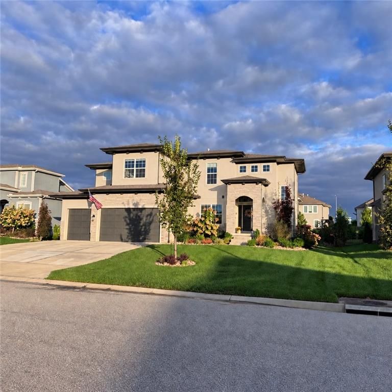 2118 NW Killarney Ln, Lee's Summit, MO 64081