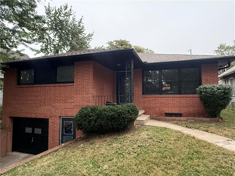 2913 Angelique St, St Joseph, MO 64501