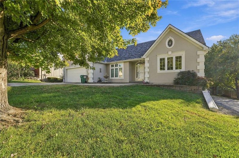 3101 NE 69th St, Gladstone, MO 64119