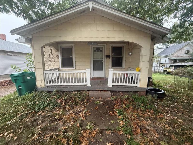 2411 S 28th St, St Joseph, MO 64503