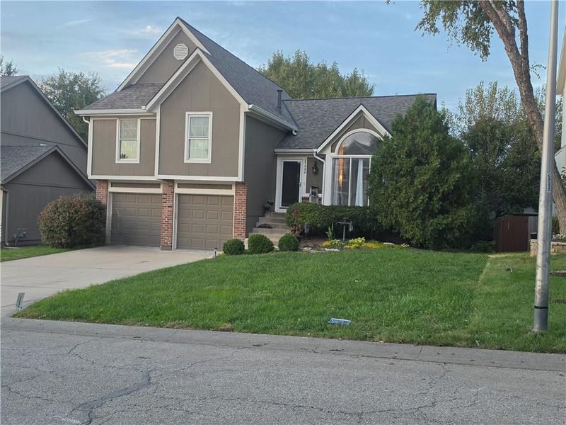 21806 W 53rd St, Shawnee, KS 66226