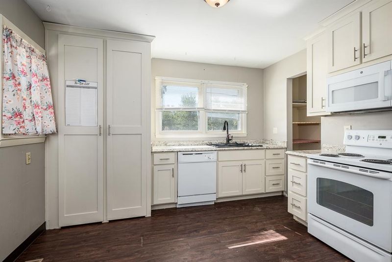 15545 Hickory St, Basehor, KS 66007