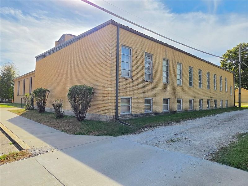 417 S Walnut St, Garnett, KS 66032