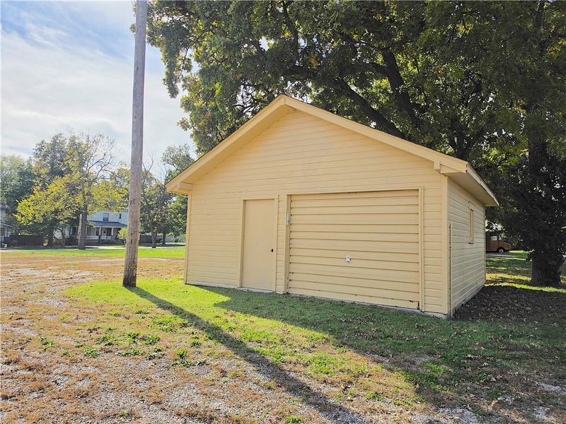 417 S Walnut St, Garnett, KS 66032