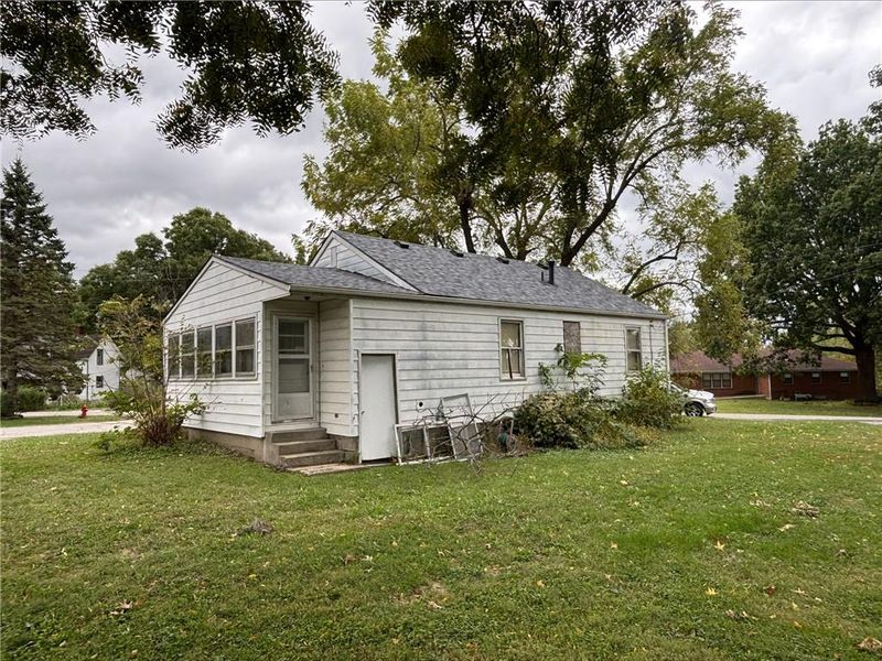 710 Pine St, Belton, MO 64012