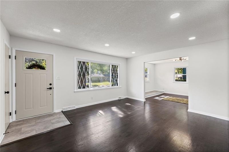 806 Howard Ln, Liberty, MO 64068
