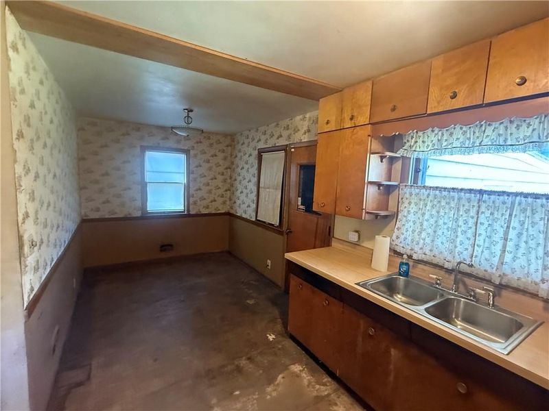 606 E 90th St, Kansas City, MO 64131