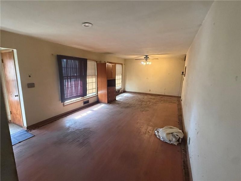 606 E 90th St, Kansas City, MO 64131