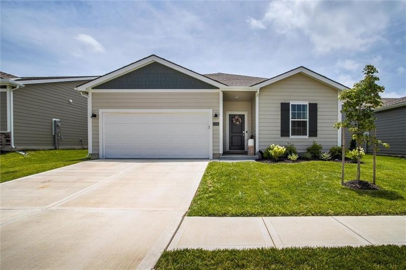 27031 E Oak View Dr, Lee's Summit, MO 64086