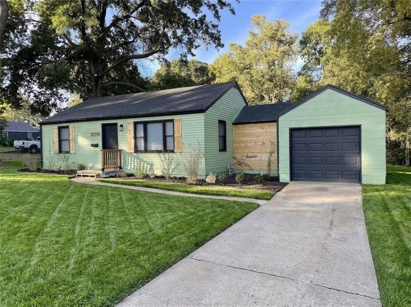 10704 E 34th St S, Independence, MO 64052