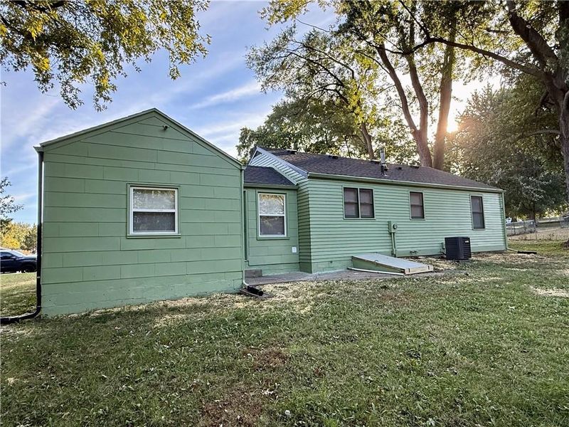 10704 E 34th St S, Independence, MO 64052