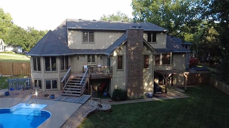 109 Willow Point Rd, Lansing, KS 66061