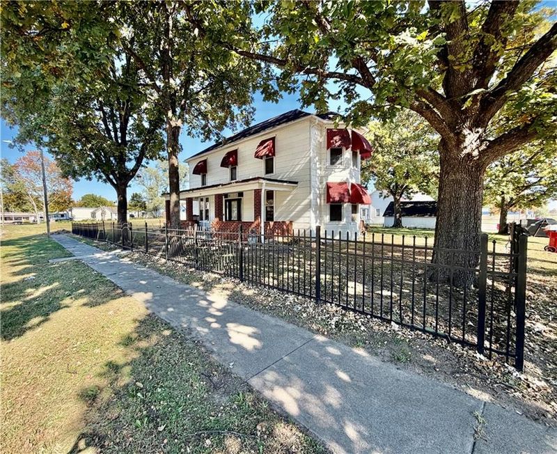 29 S Hudson St, Buckner, MO 64016