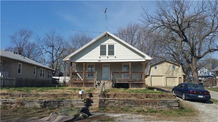 828 S Hardy Ave, Independence, MO 64053