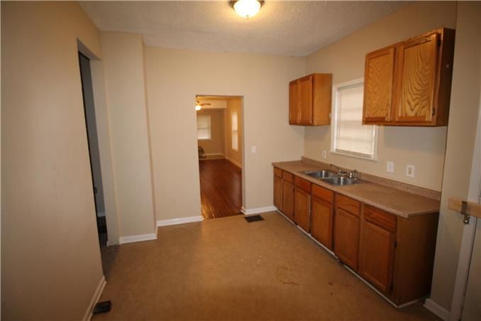 3227 E 27th St, Kansas City, MO 64128