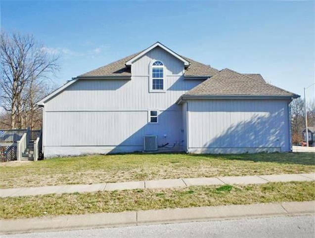 1802 NE 79th Ct, Kansas City, MO 64118