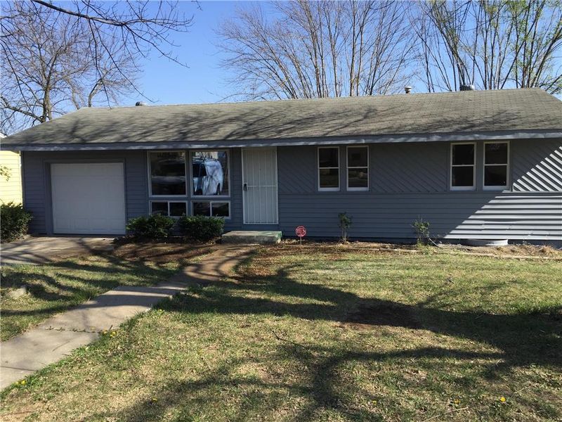 5233 Franklin Dr, Kansas City, MO 64130