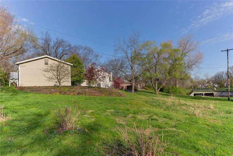 605 W Park Cir, Olathe, KS 66061