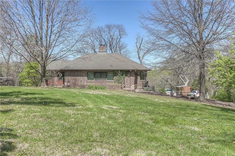 906 W Red Bridge Rd, Kansas City, MO 64114