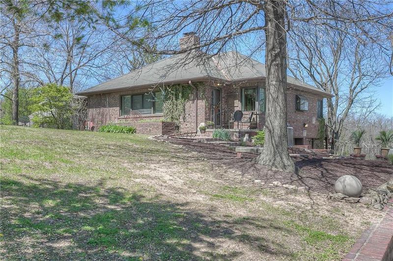 906 W Red Bridge Rd, Kansas City, MO 64114