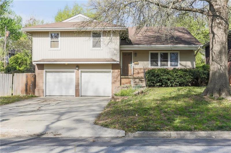 8336 Cherry St, Kansas City, MO 64131