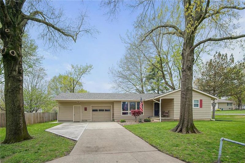 823 Denney Ln, Leavenworth, KS 66048