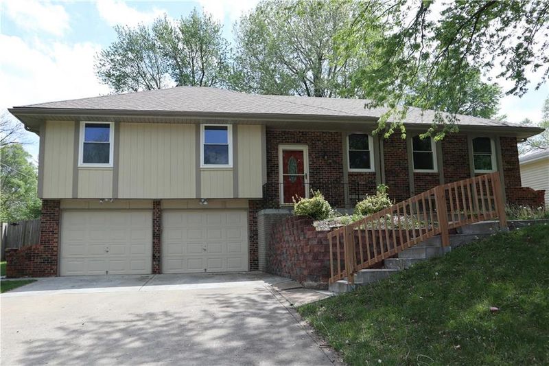 1111 NE 74th St, Gladstone, MO 64118