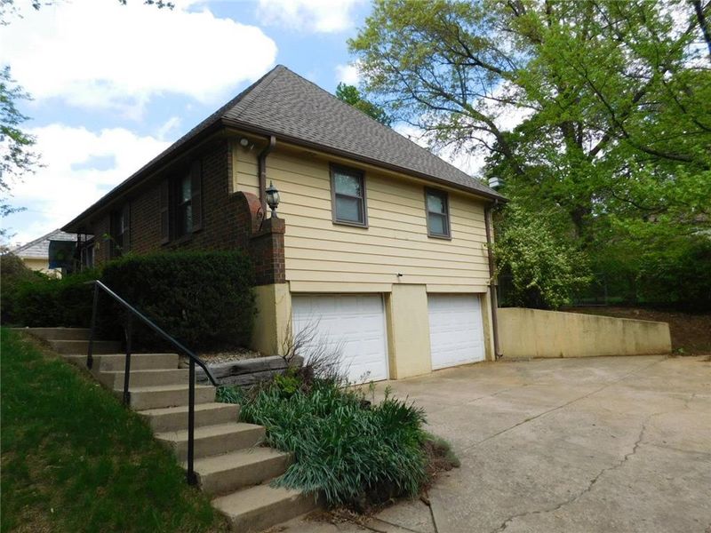 3905 S Sherman Dr, Independence, MO 64055