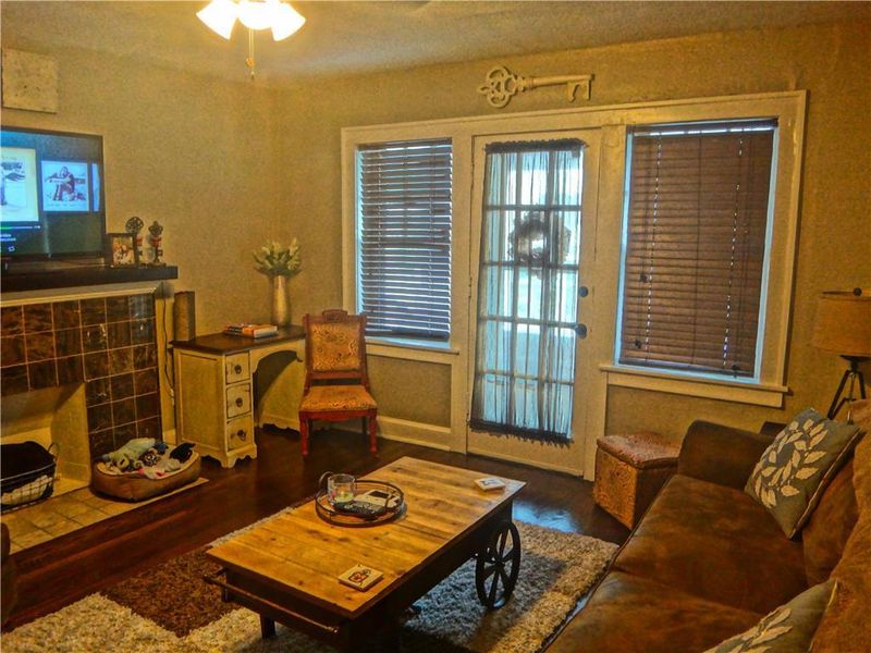 319 E 43rd St #1W, Kansas City, MO 64111